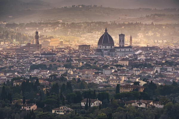 Paisaje urbano de niebla aérea de Florencia. Vista panorámica desde la colina Fiesole — Foto de Stock