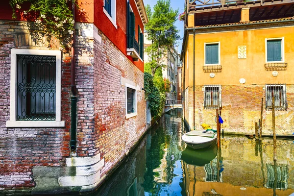 Venetië stadsgezicht, water kanaal, brug en traditionele gebouwen. — Stockfoto