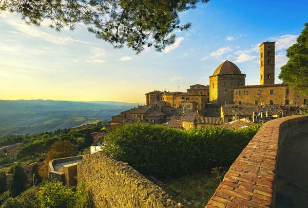 Toscana, horizonte da cidade de Volterra, igreja e árvores ao pôr-do-sol. Ital. — Fotografia de Stock