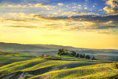 Toskana Maremma günbatımı. Ağaçlar, tarım arazileri, tepeler ve alanları. Volt