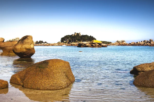 Ploumanach, playa de rocas y bahías. Tonificado. Bretaña, Francia . — Foto de Stock