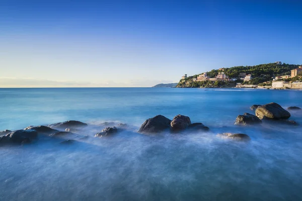 Rochas num oceano azul ao pôr-do-sol. Castiglioncello, Toscana Itália — Fotografia de Stock