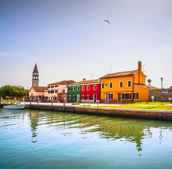 Venezia punto di riferimento, Burano isola canale, case colorate, chiesa e — Foto Stock