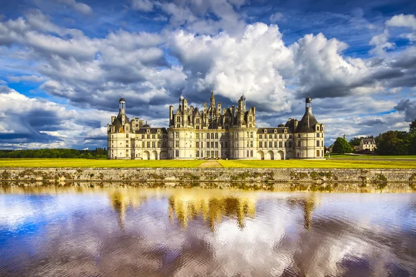 Chateau de chambord, unesco středověký francouzský hrad a reflectio — Stock fotografie