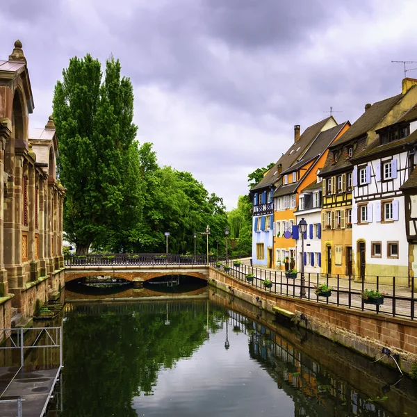 Colmar, Petit Venedik, su kanalı ve geleneksel evleri. Alsace