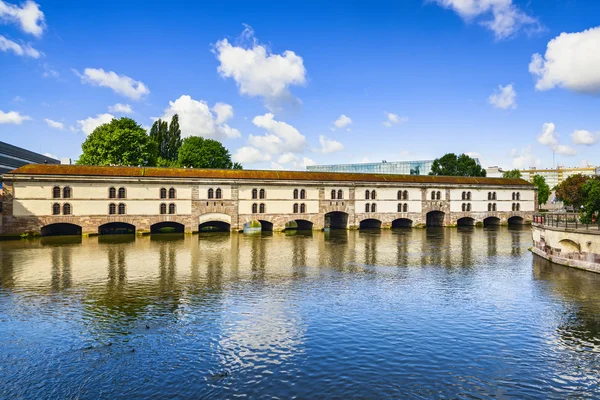 Strasburgo, sbarramento Vauban e ponte medievale Ponts Couverts. A — Foto Stock