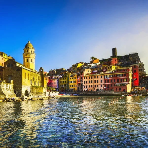 Vernaza Dorf, Kirche, Felsen und Seehafen bei Sonnenuntergang. Cinque — Stockfoto