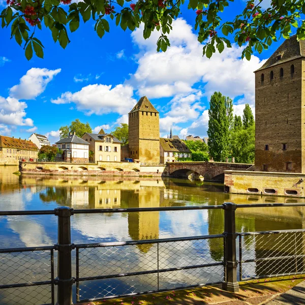 Strasbourg, tornen i medeltida bron ponts couverts. Alsace, fr — Stockfoto