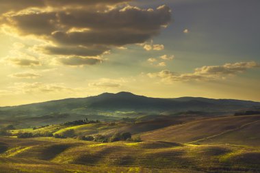 Volterra, sunset bulvarında tepeler haddeleme. Kırsal manzara. Yeşil alanlar