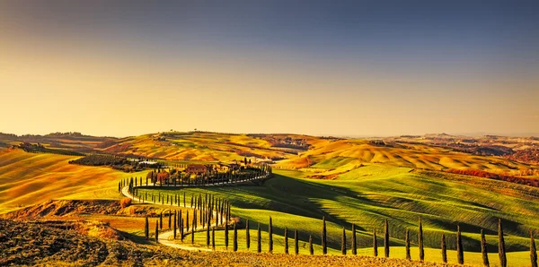 Toskánsko, venkovské slunce krajiny Crete Senesi. Venkov farma, — Stock fotografie