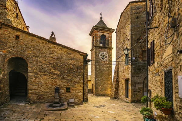 Casale Marittimo old stone village in Maremma. Picturesque flowe — Stock Photo, Image