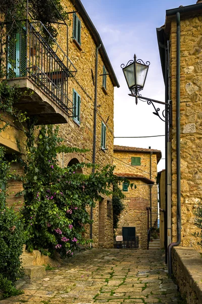 Casale Marittimo old stone village in Maremma. Picturesque flowe — Stock Photo, Image