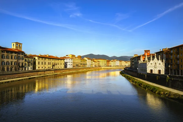 Pisa, západ slunce řeky Arno. Lungarno pohled a Santa Maria della Spi — Stock fotografie