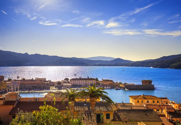 Ilha de Elba, porto de Portoferraio vista aérea. Toscana, Itália . — Fotografia de Stock