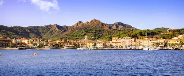 Ön Elba, Porto Azzurro village bay panoramautsikt. Tuscany, — Stockfoto