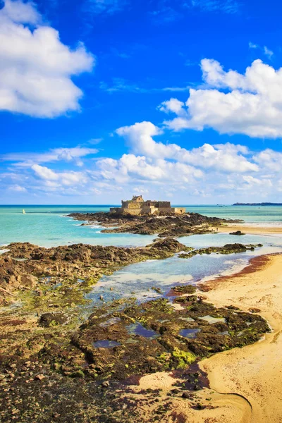 Saint malo pevnost národní a skály, odlivu. Bretaň, Francie. — Stock fotografie