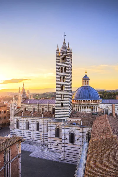 Siena gyönyörű naplementére. a duomo székesegyház landmark. Toszkána, — Stock Fotó