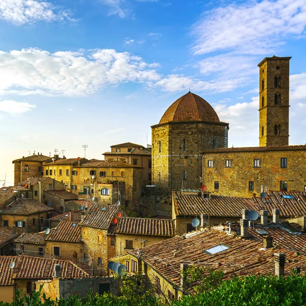 Tuscany, panoramę miasta Volterra, Kościół i campanile wieża na su — Zdjęcie stockowe