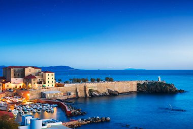 Piombino eski şehir alacakaranlık panoramik doğum Via bovio İtalya