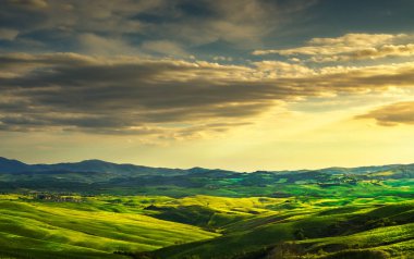 Tuscany Bahar, günbatımı üzerinde inişli çıkışlı tepeler ve yeşil alanlar. İtalya