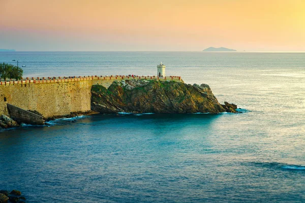 Piombino crepúsculo vista panorámica sobre el faro de piazza bovio y — Foto de Stock