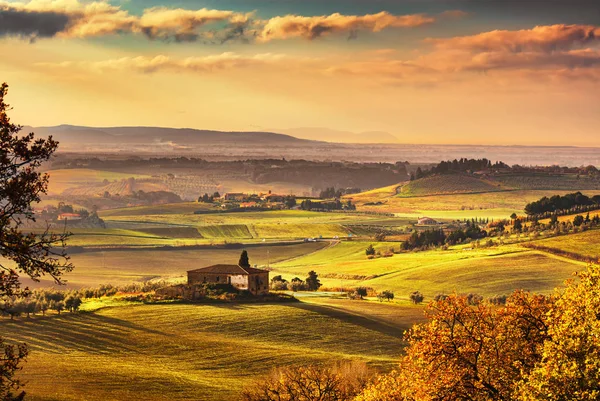 Maremma, paesaggio rurale al tramonto. Campagna vecchia fattoria e verde — Foto Stock