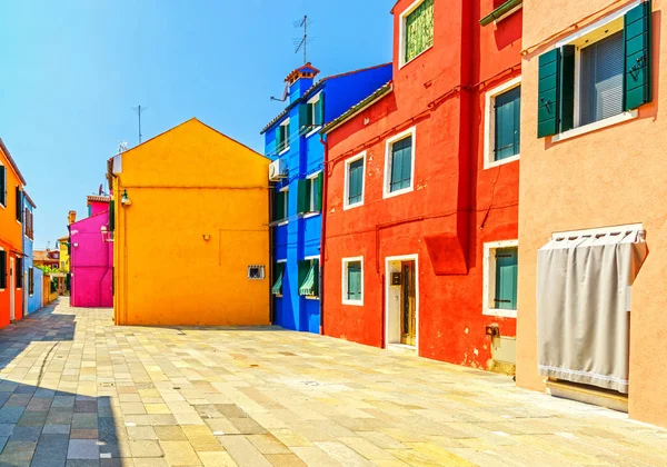 Veneza marco, Burano ilha rua, casas coloridas, Itália — Fotografia de Stock
