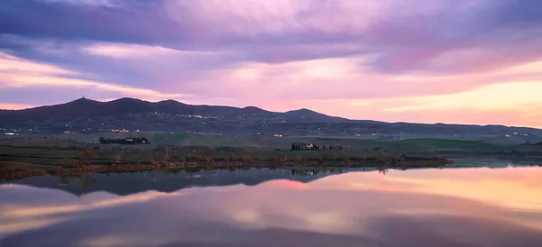 Toszkána, Santa Luce-tó panoráma a naplemente, Pisa, Olaszország — Stock Fotó