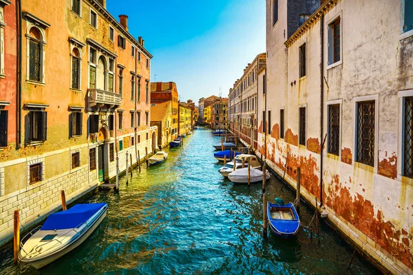 Venecia paisaje urbano, canal de agua, puente y el antiguo edificio tradicional —  Fotos de Stock