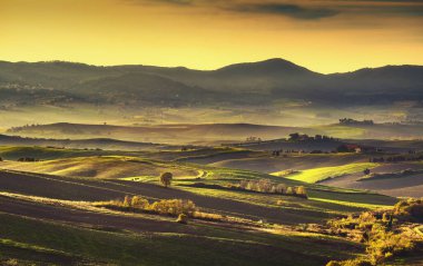 Tuscany kırsal puslu panorama tepeler ve yeşil alan,