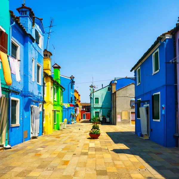 Venedig landmärke, burano ö gatan, färgglada hus, Italien — Stockfoto