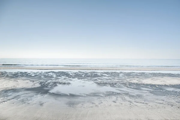 Sea horizon and white sandy beach. Vada, Tuscany, Italy — Stock Photo, Image