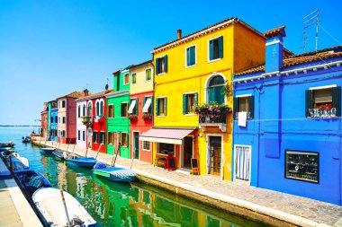 Venedik tarihi, Burano adası kanalı, renkli evler ve tekneler.,