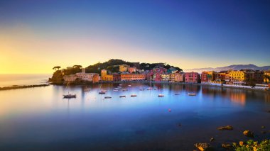 Sestri Levante, sessizlik defne deniz limanı ve plaj günbatımı üzerinde göster.