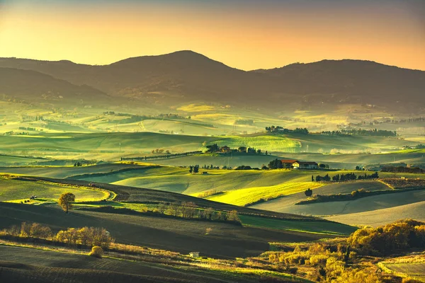 Paisagem da Toscana panorama nebuloso, colinas ondulantes e fiel verde — Fotografia de Stock