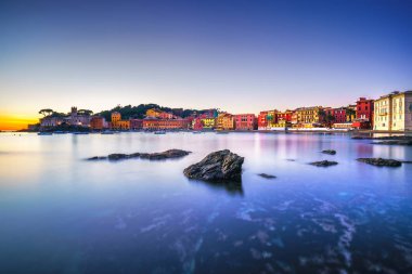 Sestri Levante, sessizlik defne kaya, deniz ve plaj günbatımı üzerinde göster.