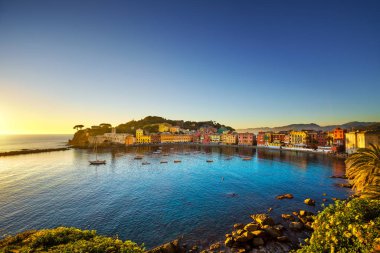 Sestri Levante, sessizlik defne deniz limanı ve plaj günbatımı üzerinde göster.