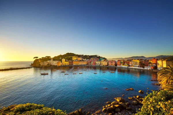 Sestri Levante, baie de silence vue sur le port et la plage au coucher du soleil . — Photo