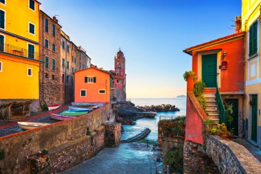 Tellaro deniz Köyü Caddesi, kilise ve tekneler. Cinque terre, Ligu