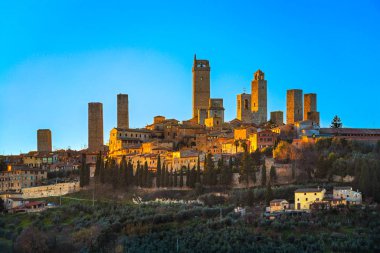 San Gimignano şehir manzarası ve Ortaçağ kule günbatımı. Tuscany, 