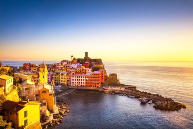 Vernazza Köyü, panoramik günbatımı üzerinde. Cinque Terre, Ligury