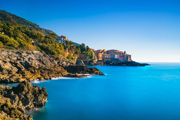 Tellaro rotsen en dorpje aan de zee. Cinque terre, Ligury Italië — Stockfoto