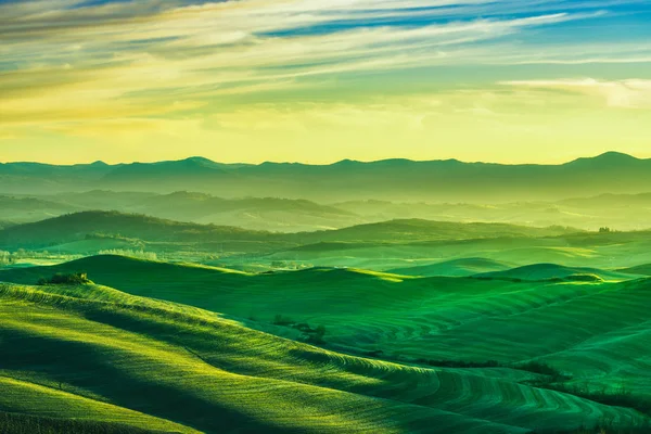 Зимняя панорама Вольтерры, катящиеся холмы и зеленые поля на солнце — стоковое фото