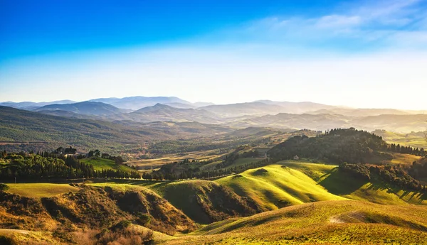 Panorama d'hiver Volterra, collines et champs verdoyants sur les soleils — Photo