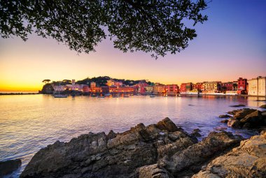 Sestri Levante, sessizlik defne deniz limanı ve plaj günbatımı üzerinde göster.