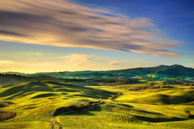 Volterra kış panorama, güneş üzerinde inişli çıkışlı tepeler ve yeşil alanlar