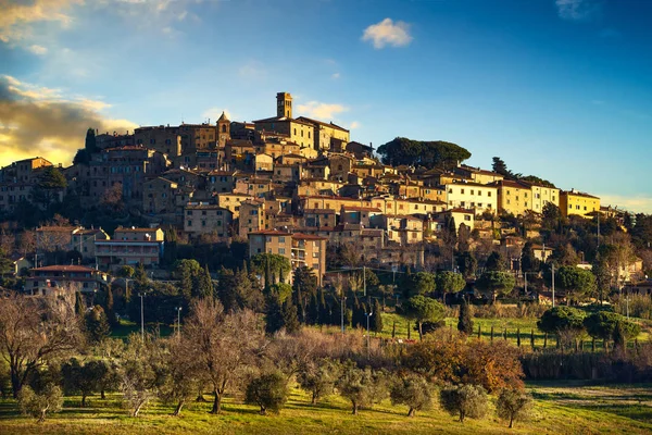 Casale Marittimo staré kamenné vesnice v Maremma. Toskánsko, Itálie. — Stock fotografie