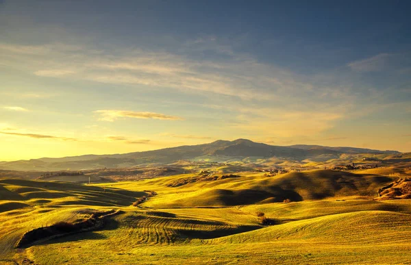 Volterra kış panorama, güneş üzerinde inişli çıkışlı tepeler ve yeşil alanlar — Stok fotoğraf