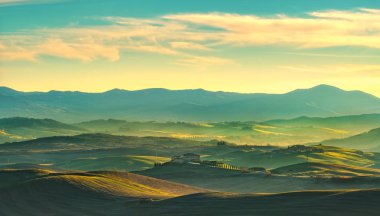 Volterra kış panorama, güneş üzerinde inişli çıkışlı tepeler ve yeşil alanlar