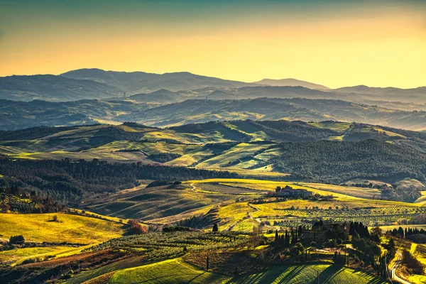 Volterra winter panorama, glooiende heuvels en groene velden op suns — Stockfoto